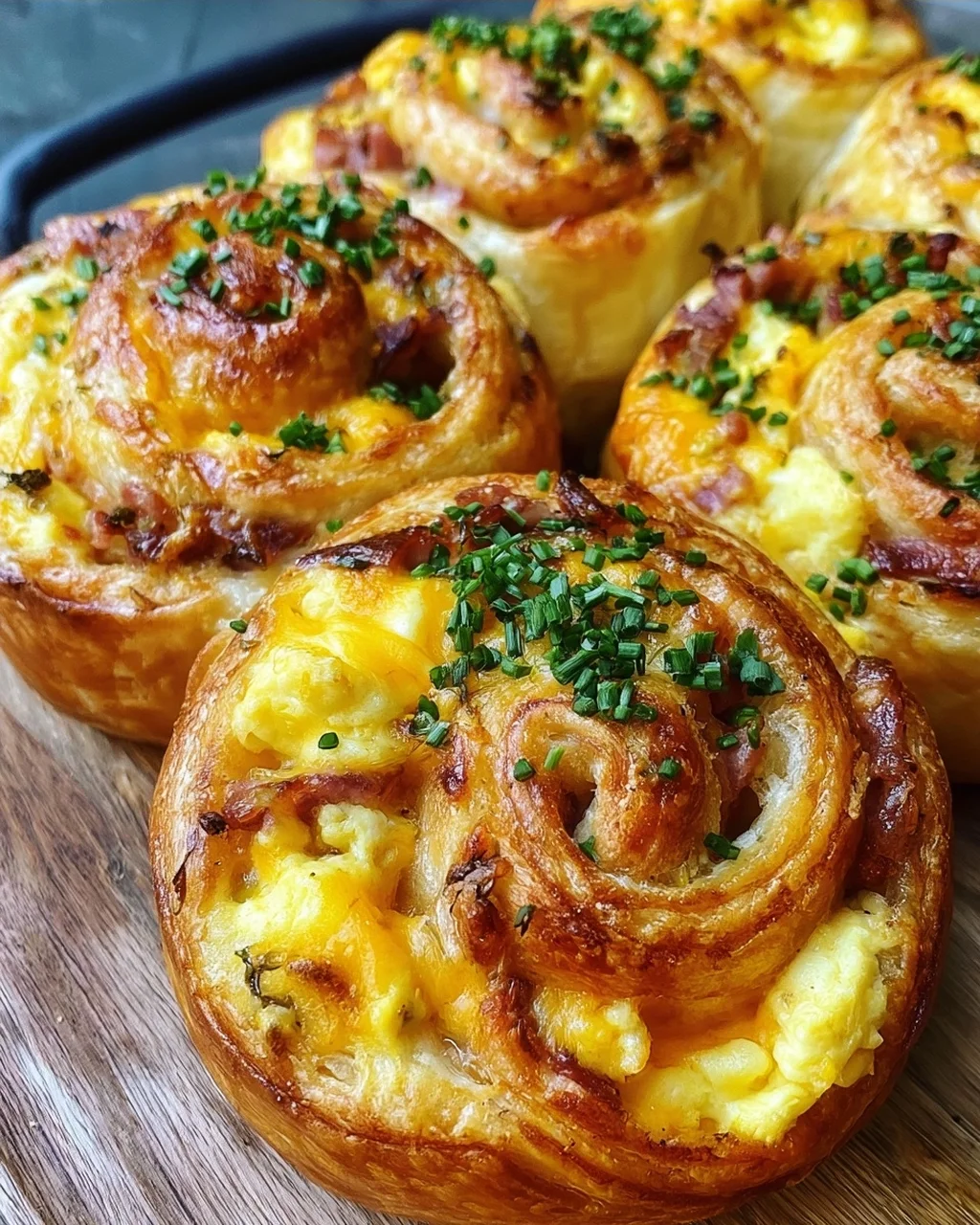 Frühstücksrollen mit Rührei, Käse und Speck