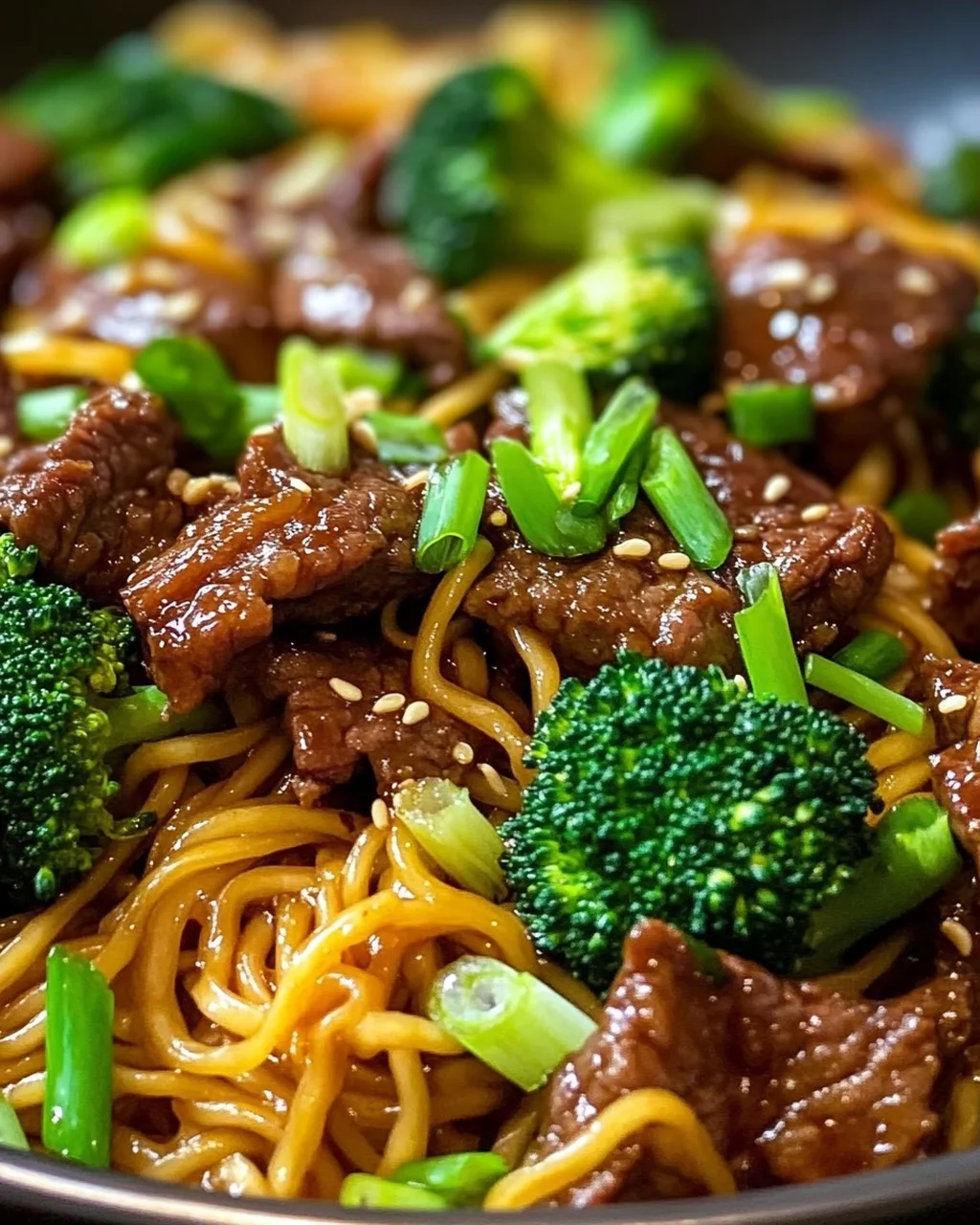 Knuspriges Rindfleisch mit Brokkoli-Nudeln