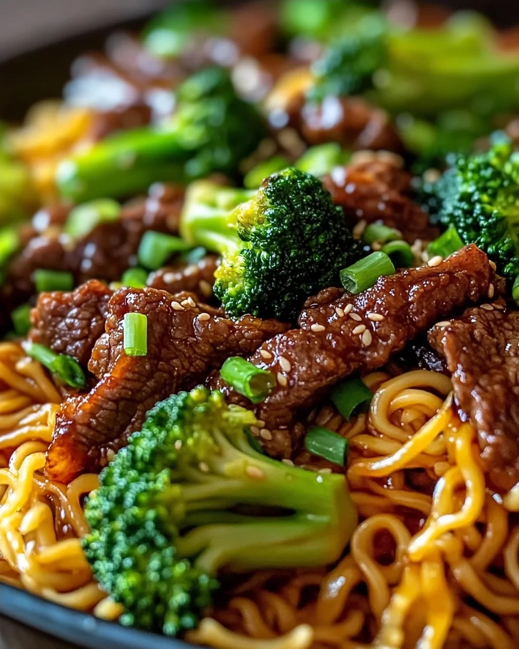 Knuspriges Rindfleisch mit Brokkoli-Nudeln