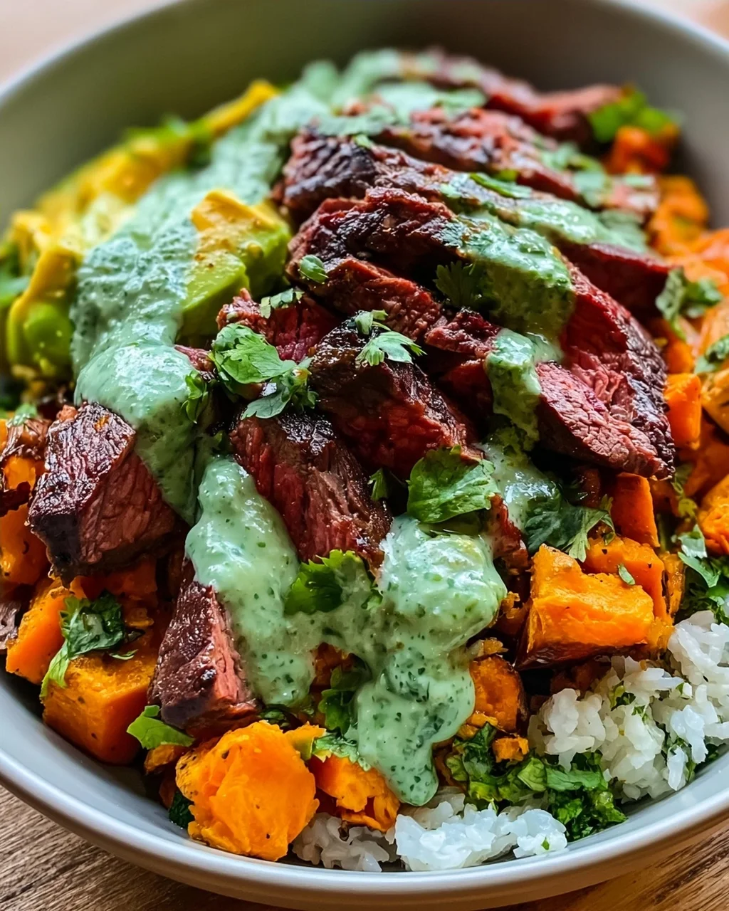 Steak und Süßkartoffel-Bowls mit Avocado-Koriander-Drizzle