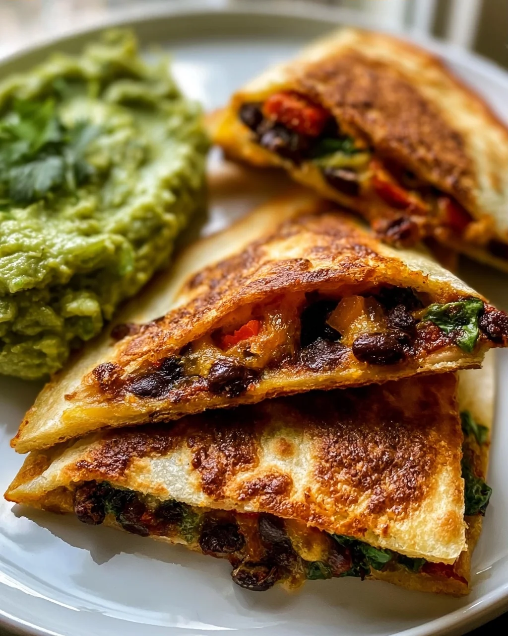 Vegane Quesadilla-Dreiecke aus der Air Fryer mit Guacamole